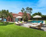 villa-acqua-marina-pool-mit-sonnenschirmen.jpg