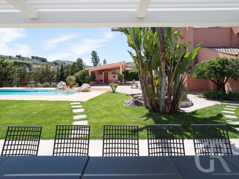 villa-ager-costa-blick-in-den-garten.jpg