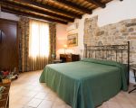 villa-ager-costa-doppelbett-in-gruen.jpg