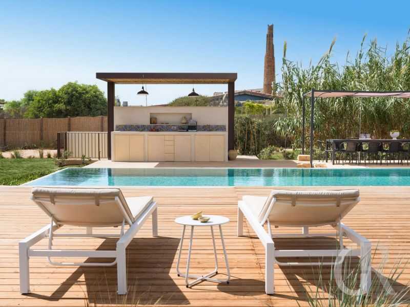 villa-al-nair-sonnenliegen-am-pool.jpg