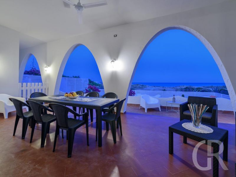 villa-amelia-gedeckter-tisch-auf-der-terrasse.jpg