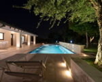 villa-angelina-blick-zum-pool-und-haus-am-abend.jpg