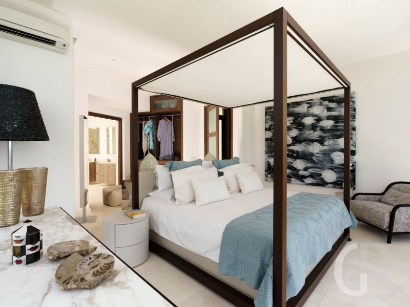 villa-angelina-grosses-bett-im-schlafbereich.jpg