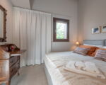 villa-angelina-schlafzimmer-mit-doppelbett-3.jpg