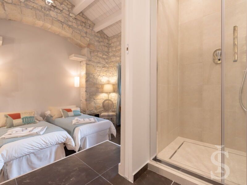 villa-angelina-schlafzimmer-mit-ensuite-bad.jpg