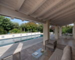 villa-angelina-ueberdachte-terrasse-zum-pool.jpg