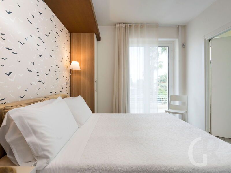 villa-blumarine-weisses-bett-im-schlafbereich.jpg