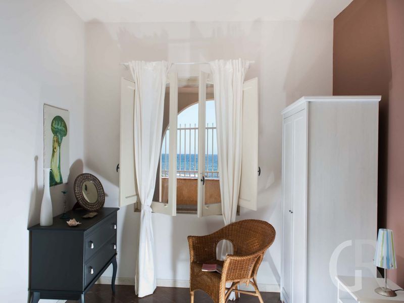villa-brezza-marina-fenster-zum-meer.jpg