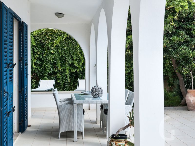 villa-brezza-marina-sitzplatz-auf-der-terrasse.jpg