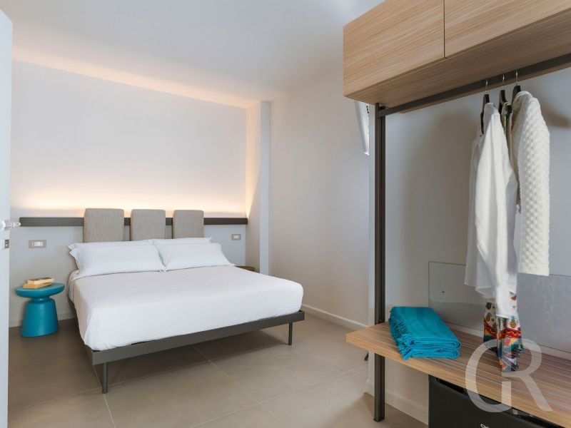 villa-castalia-doppelbett-und-schrank.jpg