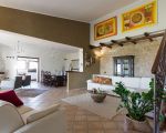 villa-cielo-wohnzimmer-mit-treppenaufgang.jpg