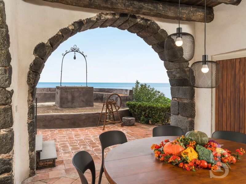 villa-continella-blick-vom-essbereich-zum-patio-mit-brunnen.jpg