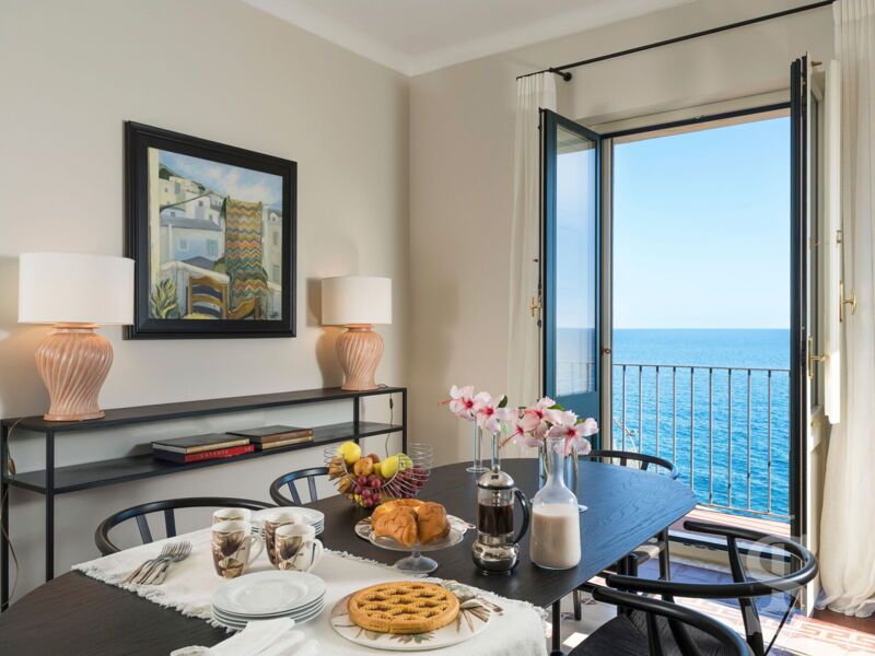 villa-continella-esszimmer-mit-blick-zum-meer.jpg