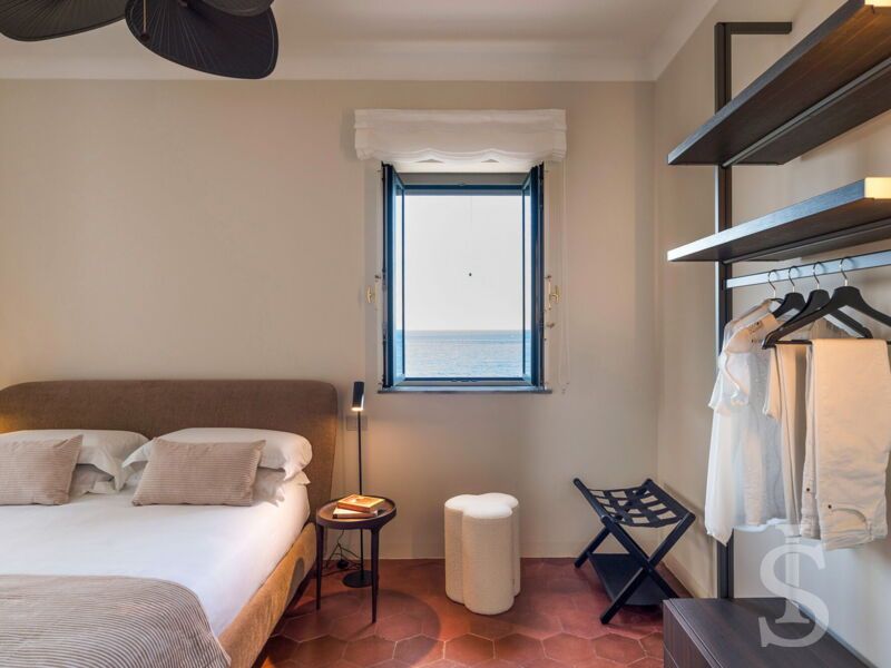 villa-continella-schlafzimmer-doppelbett-fenster-zum-meer.jpg