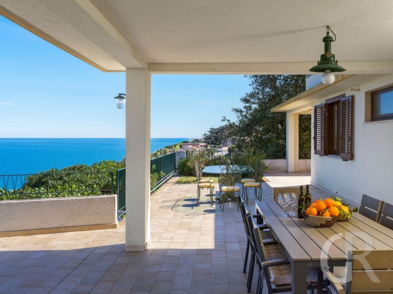 villa-coralia-terrasse-mit-meerblick.jpg