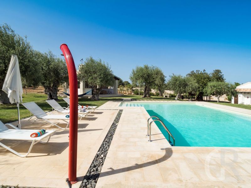 villa-corte-moscata-am-pool.jpg