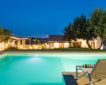 villa-corte-moscata-beleuchteter-pool.jpg