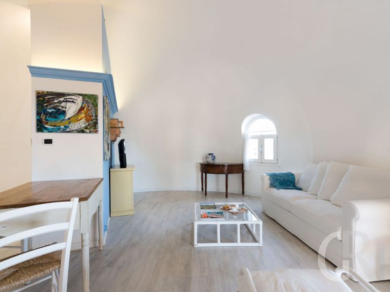 villa-del-mito-eisses-sofa-im-wohnzimmer.jpg