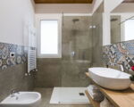 villa-dimora-bufalefi-weiteres-badezimmer-mit-dusche.jpg