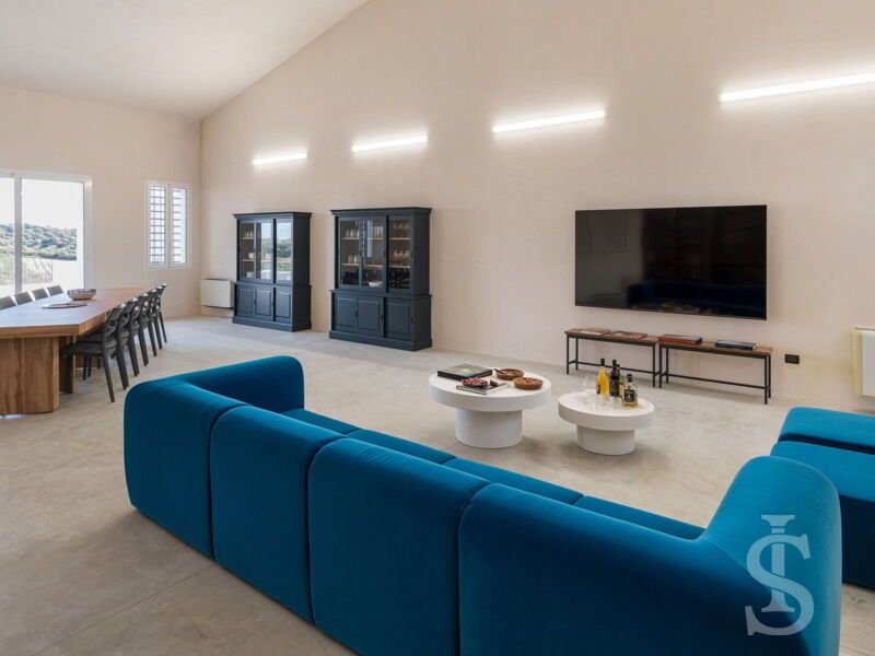 villa-dimora-bufalefi-wohnbereich-seitlich-mit-tv-und-sofa.jpg
