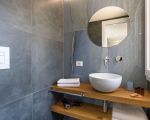 villa-dolce-vita-badezimmer-mit-waschbecken-und-spiegel.jpg