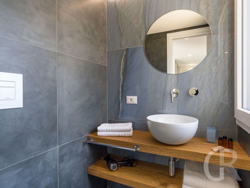 villa-dolce-vita-badezimmer-mit-waschbecken-und-spiegel.jpg