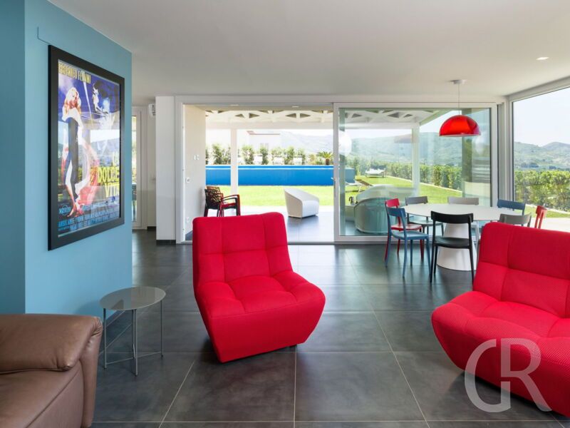villa-dolce-vita-wohnraum-mit-sesseln.jpg