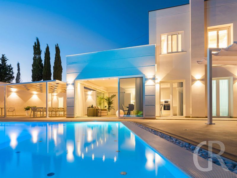 villa-domizia-villa-am-abend.jpg
