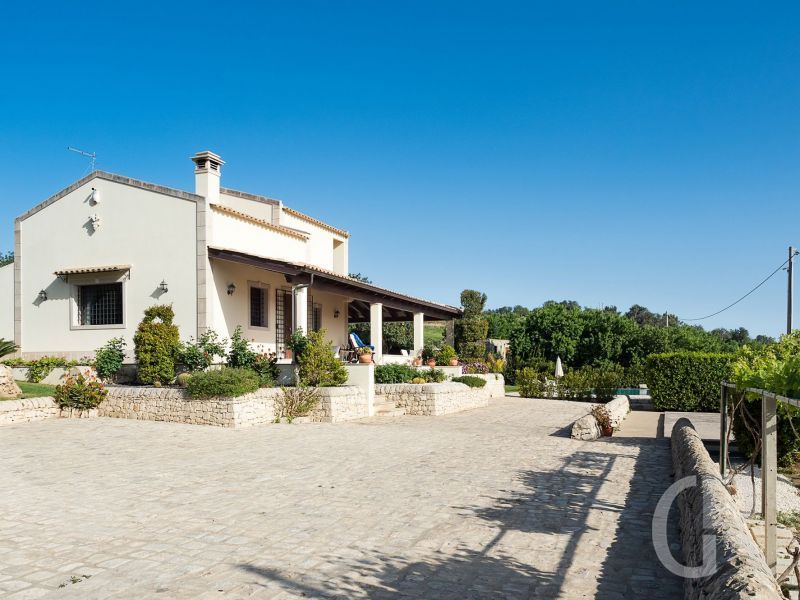 villa-dora-blick-auf-das-ferienhaus.jpg