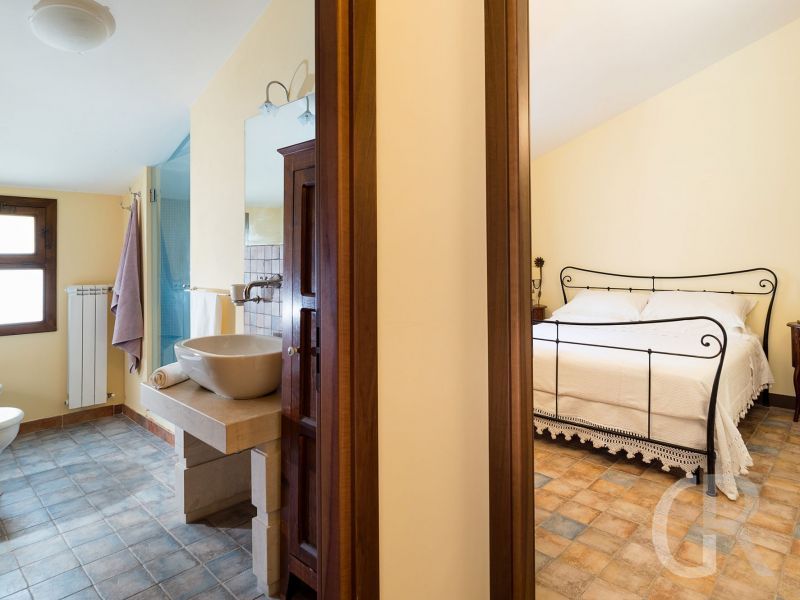 villa-dora-blick-ins-bad-und-schlafzimmer.jpg