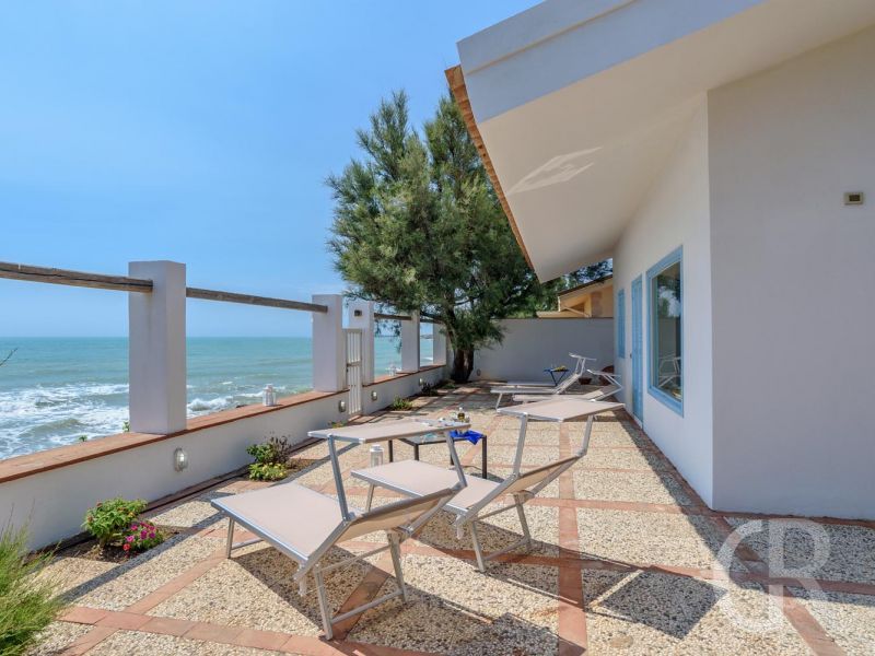 villa-elettra-terrasse-mit-liegestuehlen.jpg