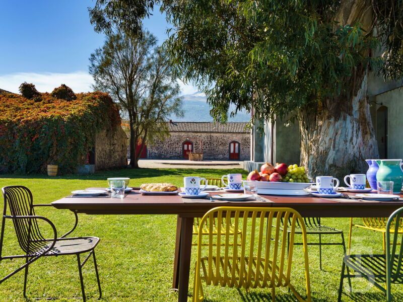 villa-etna-retreat-gartentisch.jpg