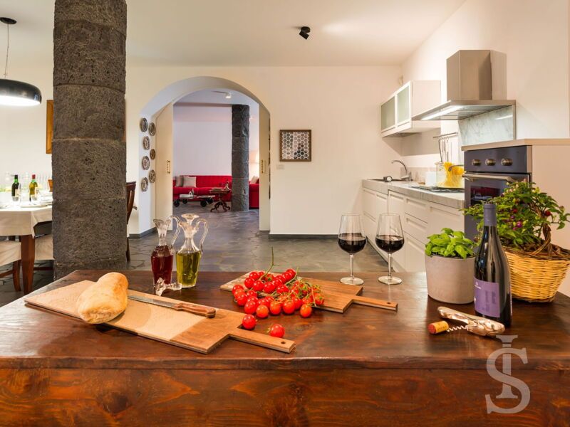 villa-etna-retreat-tisch-mit-tomaten.jpg