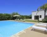 villa-flora-grosser-pool-mit-sonnenliegen.jpg