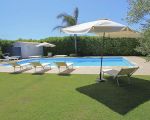 villa-flora-liegeflaeche-am-pool-mit-sonnenschirm.jpg