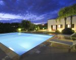 villa-flora-mit-beleuchtetem-pool.jpg
