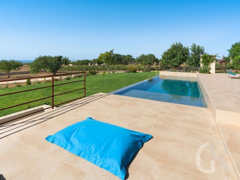 villa-gelso-bianco-sitzkissen-am-pool.jpg