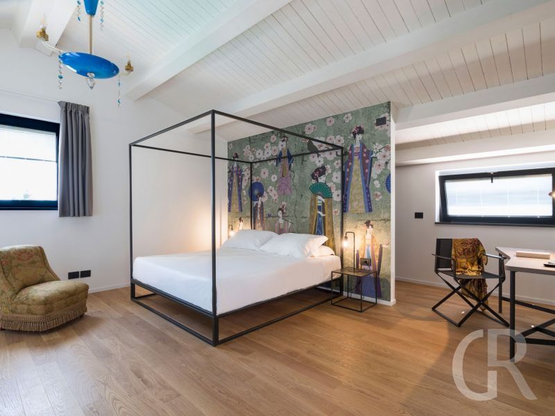 villa-gianos-geraeumiges-schlafzimmer.jpg