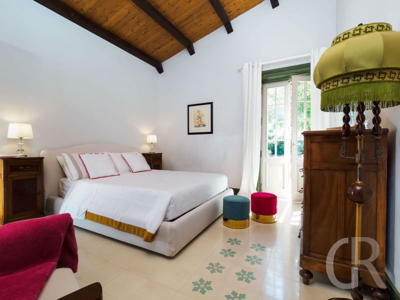 villa-gira-sole-helles-grosses-schlafzimmer.jpg