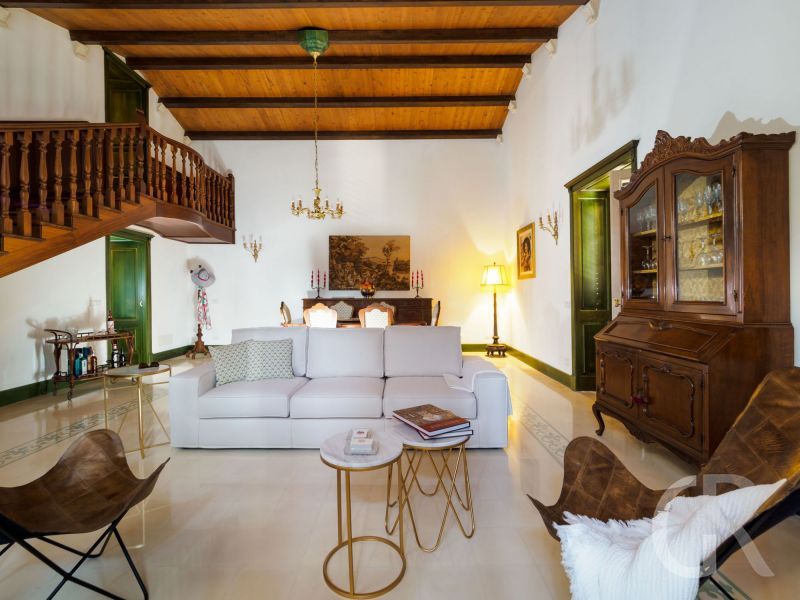 villa-gira-sole-wieisses-sofa.jpg