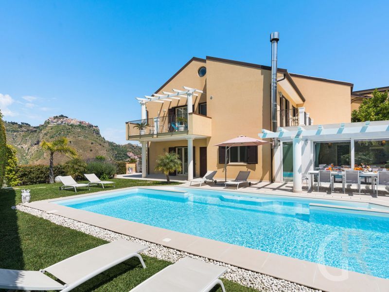 villa-giutitta-pool-und-villa.jpg