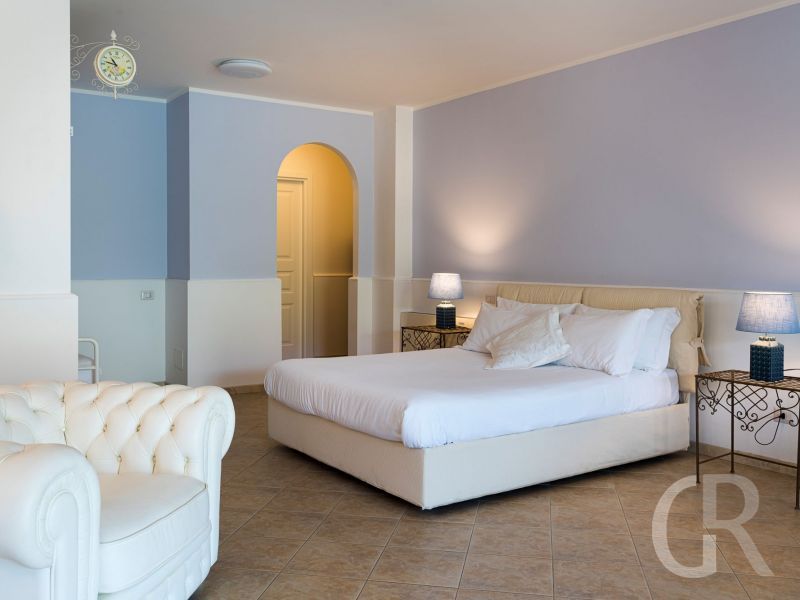 villa-giutitta-weisses-schlafzimmer.jpg