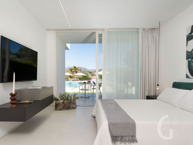 villa-greta-schlafzimmer-und-grosser-tv.jpg