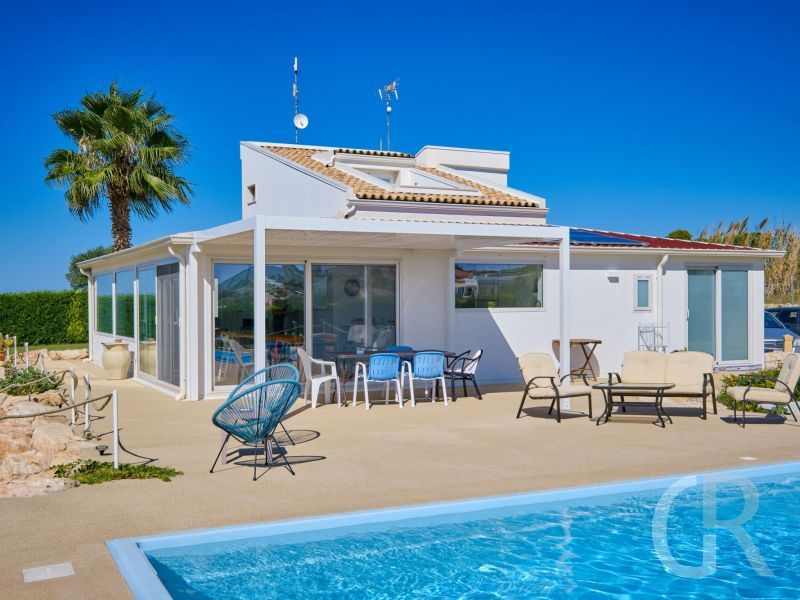 villa-ibla-sonnenterrasse-am-pool.jpg
