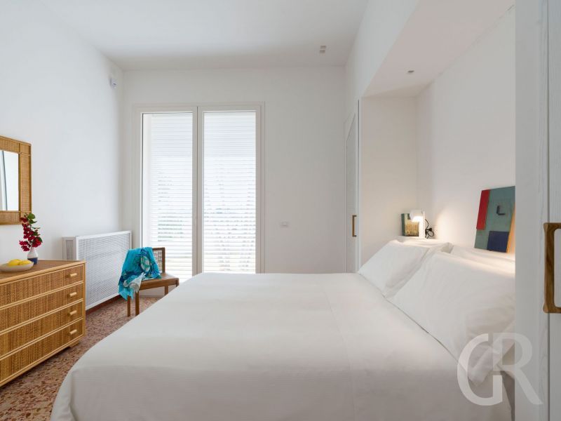 villa-la-belle-weisses-schlafzimmer-mit-kommode.jpg