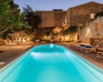villa-la-forma-schwimmbad-beleuchtet.jpg