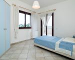 villa-la-plage-blau-weisses-schlafzimmer.jpg