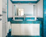 villa-la-plage-blaues-badezimmer.jpg