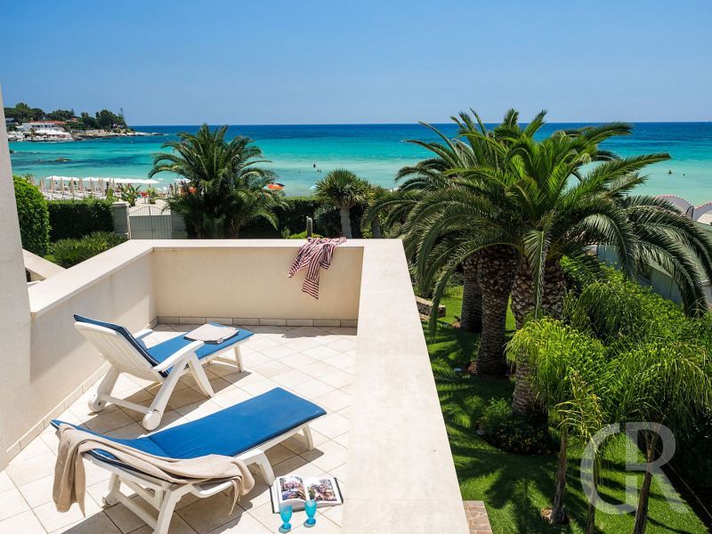 villa-la-plage-liegestuehle.jpg