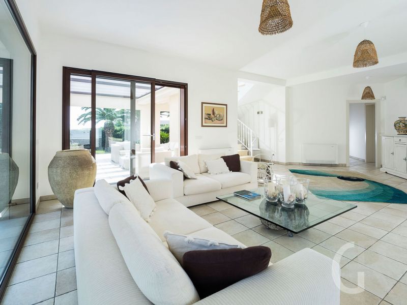 villa-la-plage-sofa-im-wohnbereich.jpg